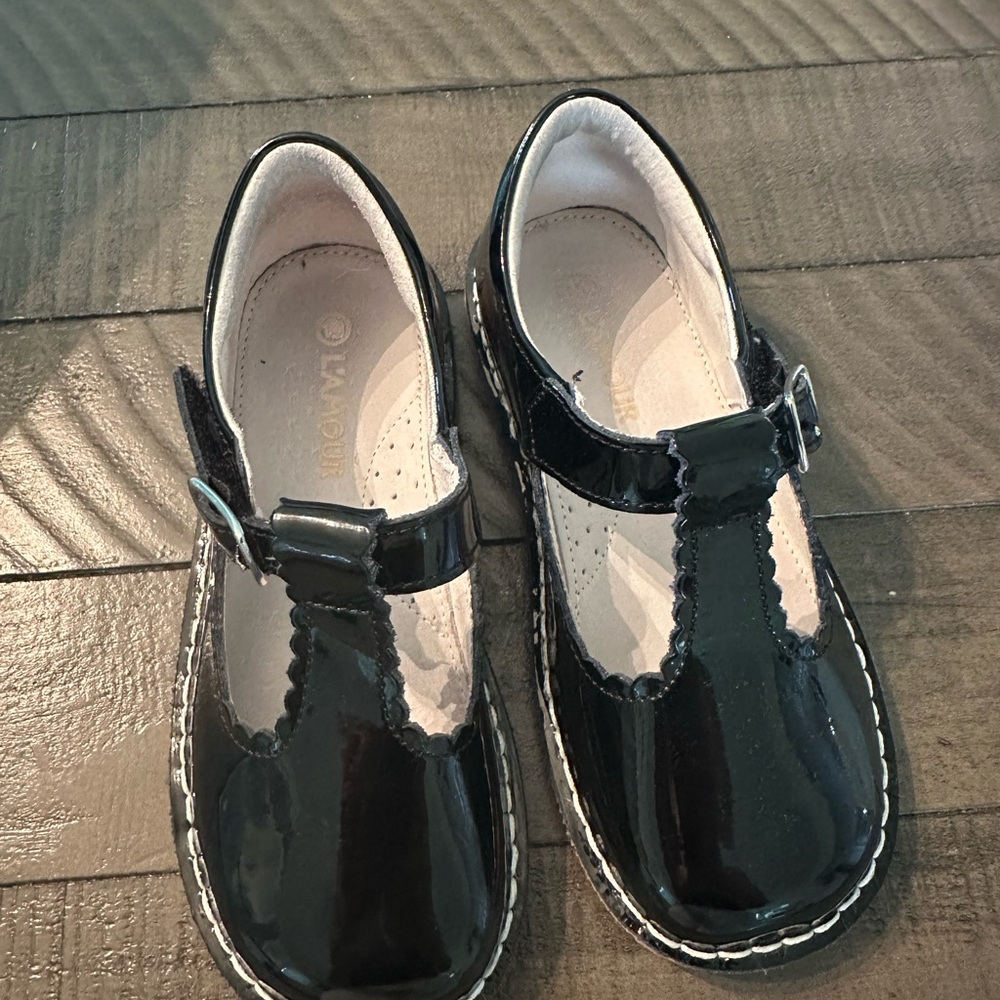 Girls shiny dress shoes size 13 l’amour